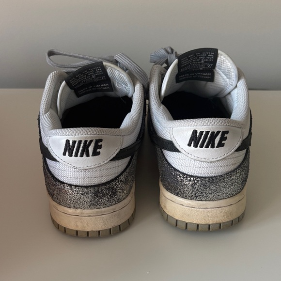 Nike Women’s White and Silver Dunks. Size 9 - Picture 4 of 6